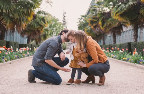 photographe d'une famille lors de séance photo de grossesse à Paris au jardin des serres d'Auteuil